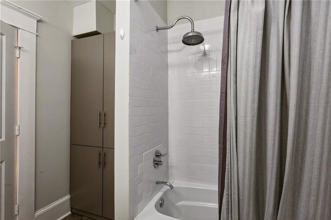 Building Photo - 843 Monroe Dr NE