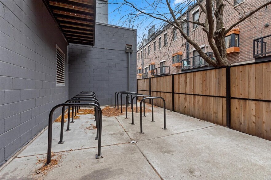 Building Photo - 2217 W Madison St