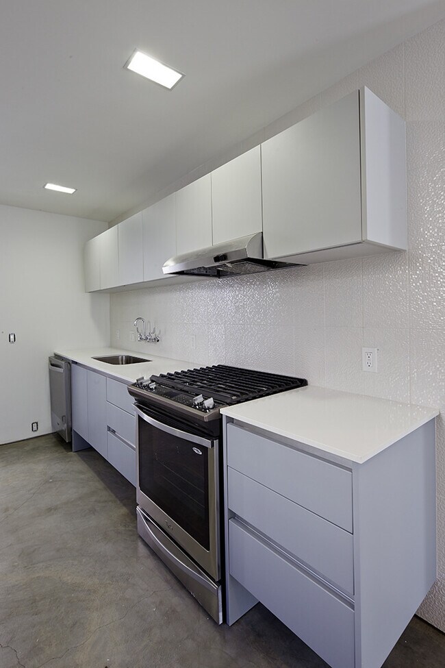 Building Photo - 825-827 Kodak Drive