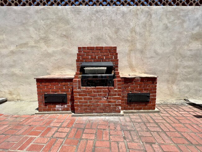 Building Photo - Delightful 3BD/2BA Home with Fruit & Veggie Garden, Back Patio, Solar & In-Unit Laundry