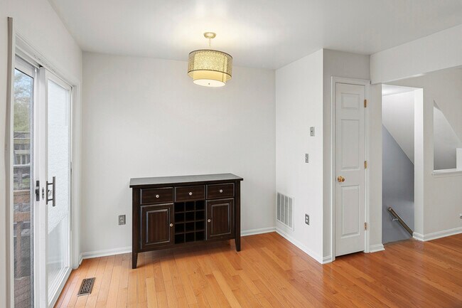 Building Photo - 1 Lanhill Ct