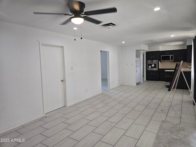 Building Photo - 3731 W Fleetwood Ln