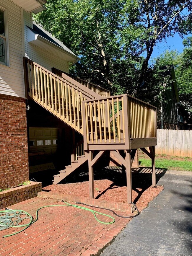 Building Photo - Two-Story Cape Cod- 3 Bed 2 Bath Greensbor...