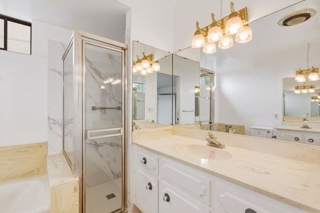 Building Photo - HUGE TOP FLOOR 2 BED 2 BATH IN PRIME SANTA MONICA! -FIREPLACE, BALCONY & GARAGE PARKING SPACE