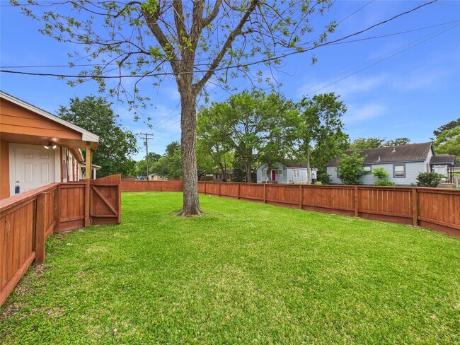 Building Photo - 1213 W Sidnor St