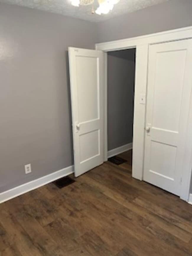Building Photo - 2 Bedroom 1 Bathroom Home Available Now