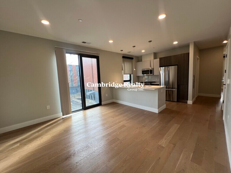 Building Photo - 12 Central St