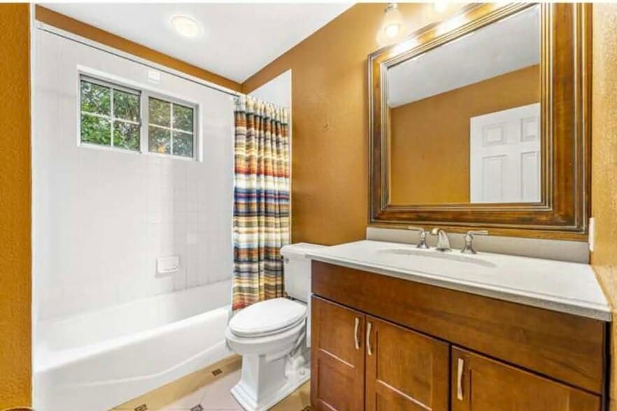 Semi-Private Bath shared w 1 other - 1545 Lodge Ln