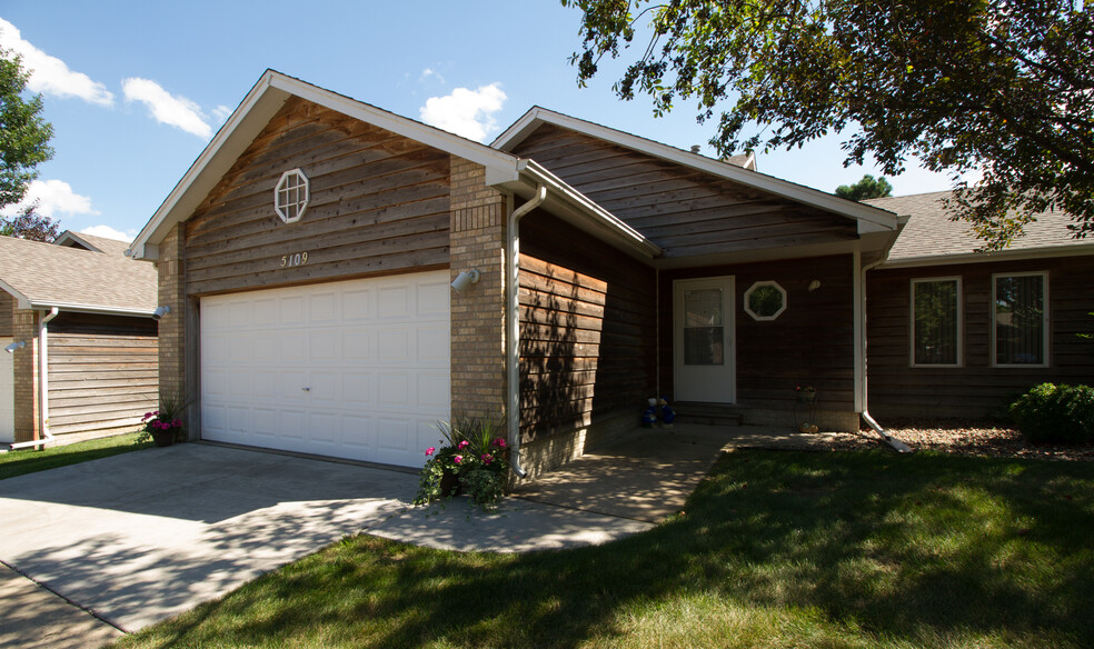 Primary Photo - Cottage West Twin Homes