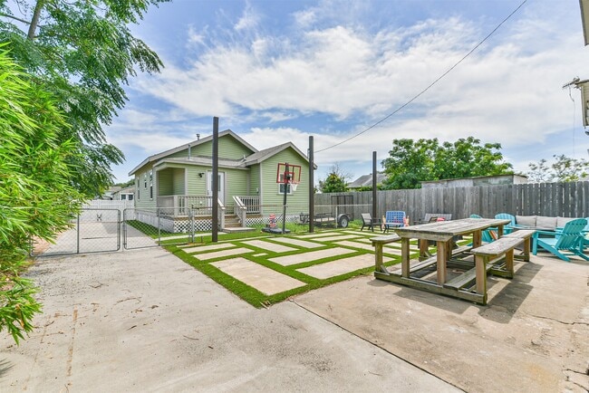 Building Photo - 5008 Avenue O 1/2