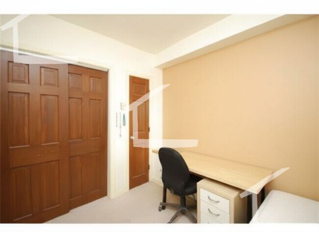 Building Photo - Charming 4 Bedroom-No Broker Fee