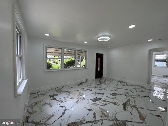 Building Photo - 682 Rennard St