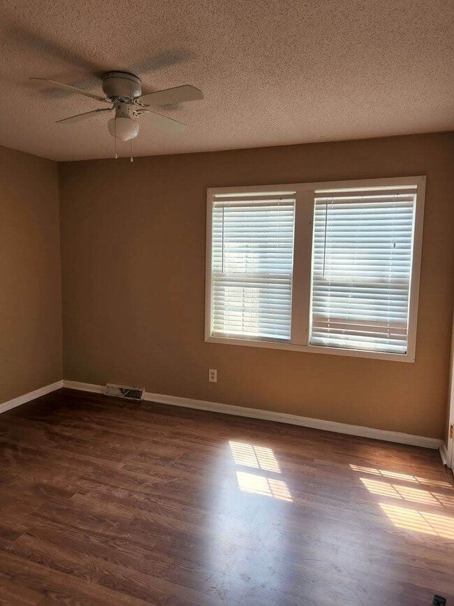 Building Photo - 204 Irongate Dr