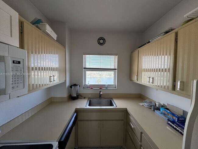 Building Photo - 4747 Collins Ave