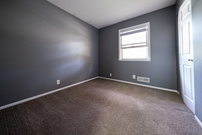 Building Photo - 257 Elm Dr