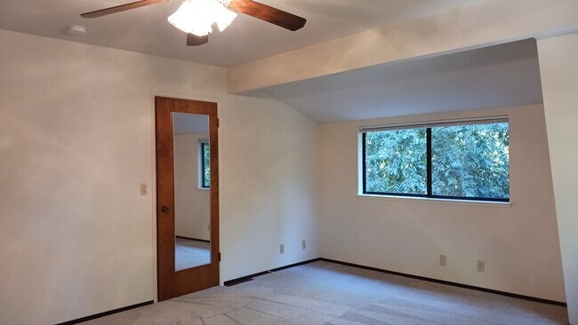 Building Photo - 10483 Woodside Dr