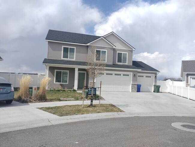 Building Photo - Beautiful 4 bed 2.5 bath home in the desirable Summerfield Subdivision