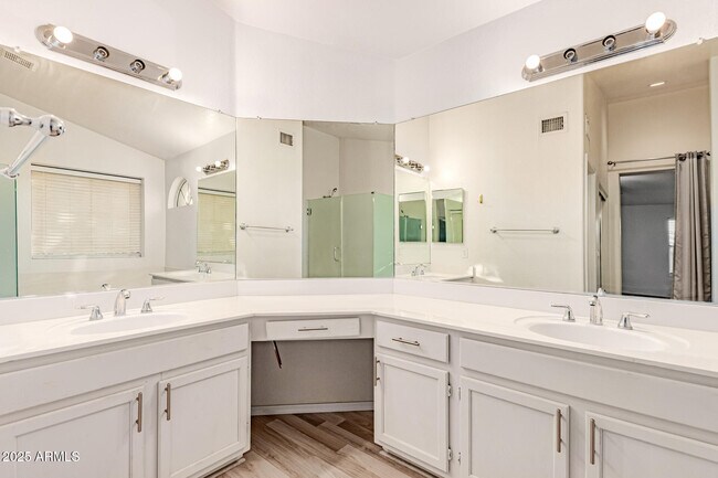 Building Photo - 1110 N Aspen Dr