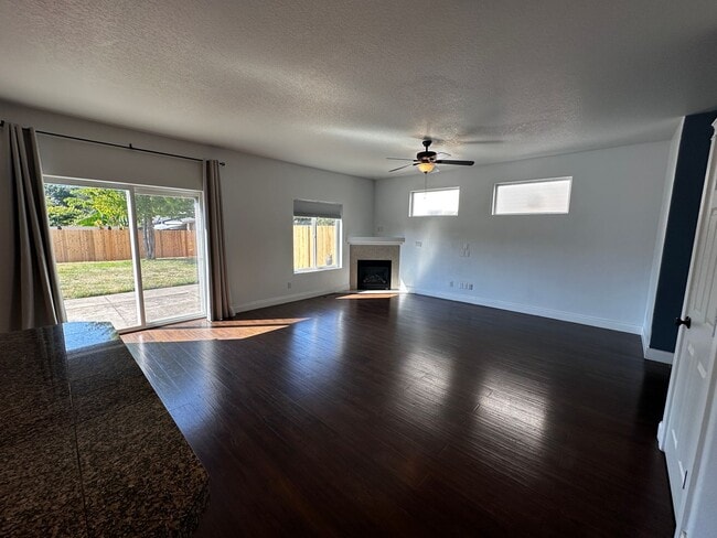 Building Photo - Beautiful 4 Bedroom 2.5 Bath Single Family...