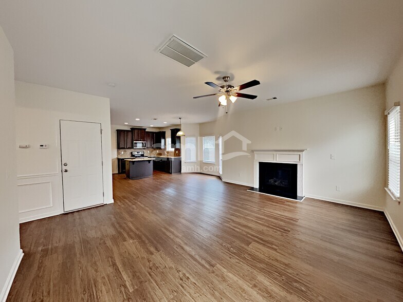 Building Photo - 402 Cleburne Pl