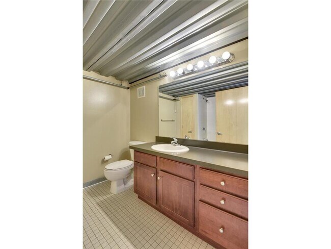 Building Photo - 521 S 7th St