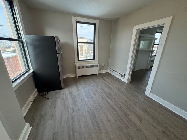 Building Photo - 810 Amity St