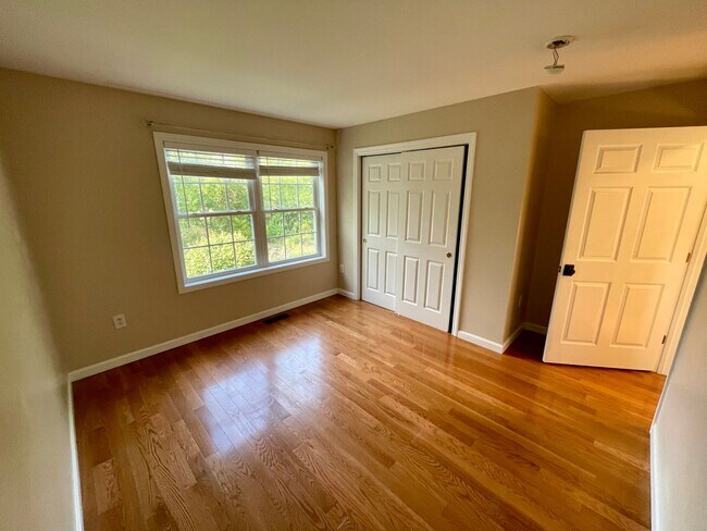 Building Photo - 2-Bed Single Family in New London!