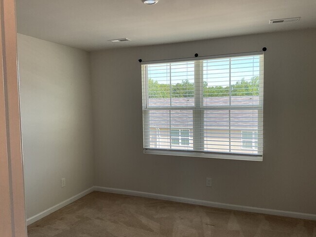 Building Photo - 3 bed, 2.5 bath end unit townhome!