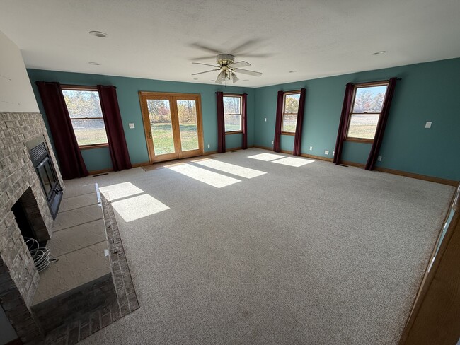 Building Photo - 595 E 700 N