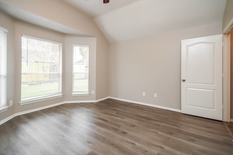 Building Photo - 204 Green Cedar Dr