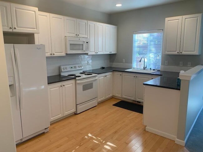 Building Photo - Hidden Creek Neighborhood Gem