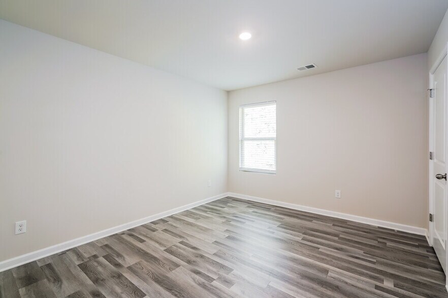 Building Photo - 444 Clematis Court