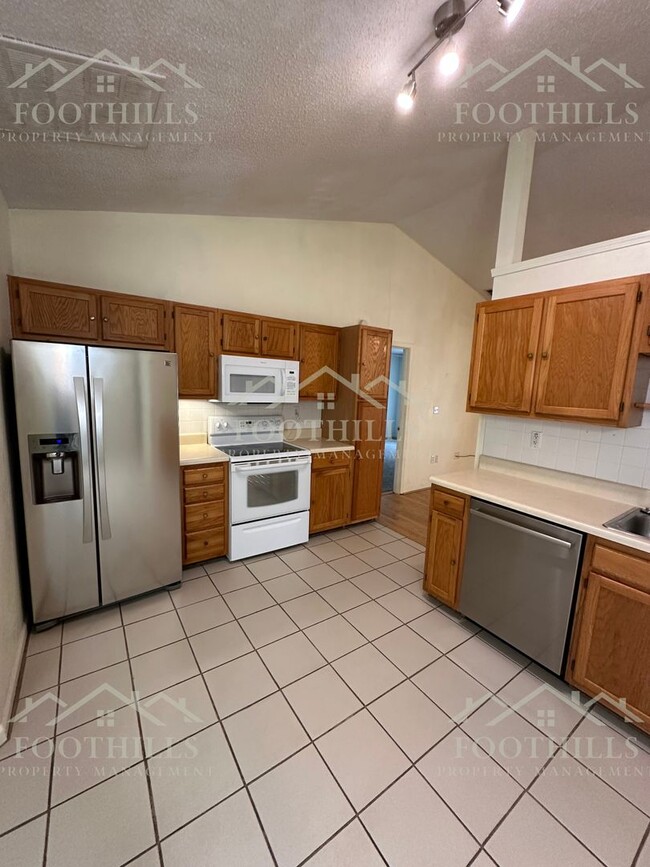 Building Photo - 3 Bedroom, 2 Bath Home near to Hwy 187 South