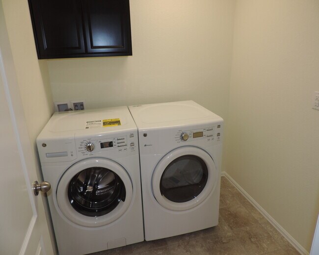 Building Photo - Sierra Ridge 4 Bedroom Home (Available Imm...