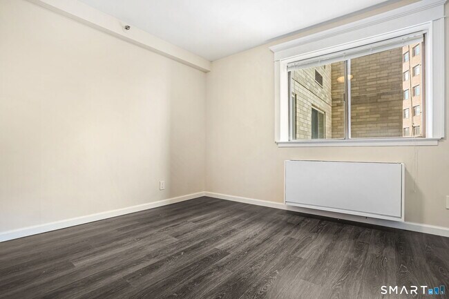 Building Photo - 143 Hoyt St