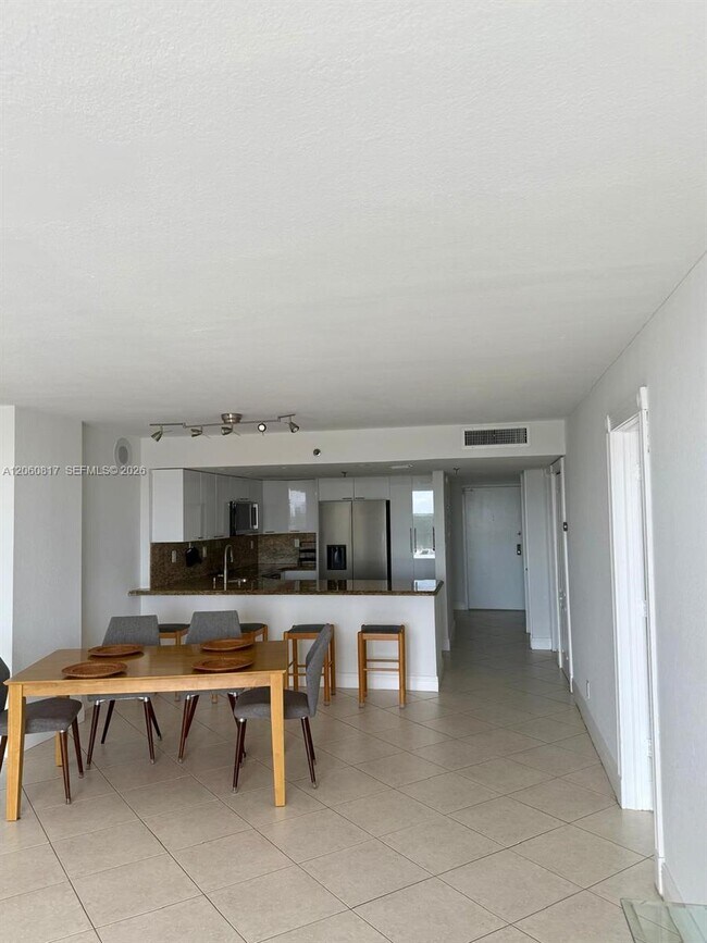 Building Photo - 2625 Collins Ave