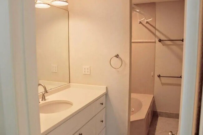 Building Photo - Charming Corner Lot Home In Destin!