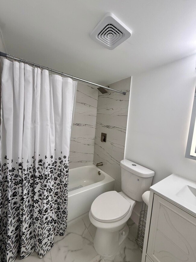 Building Photo - 384 Fanshaw J