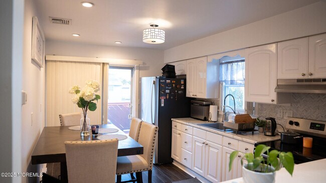 Building Photo - 73 Maple Ave