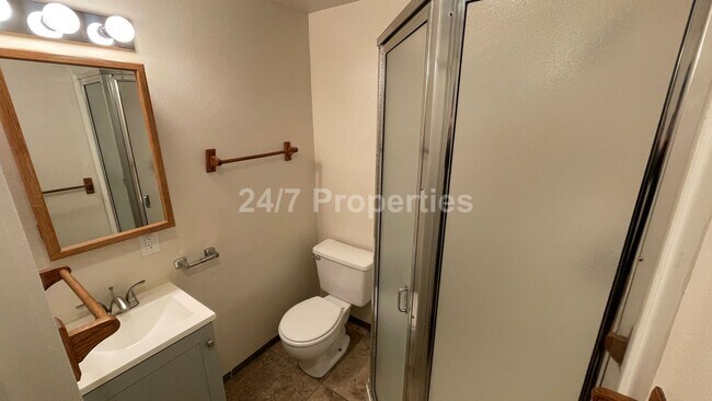 Building Photo - Beautiful 4 BD | 2 BA Corner Lot Home - Mi...
