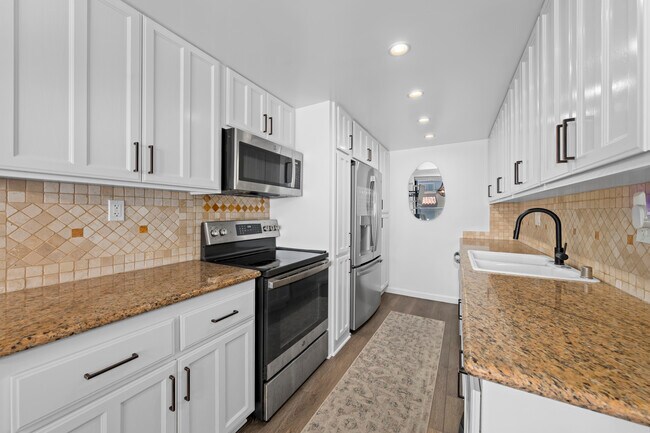 Building Photo - 531 Esplanade