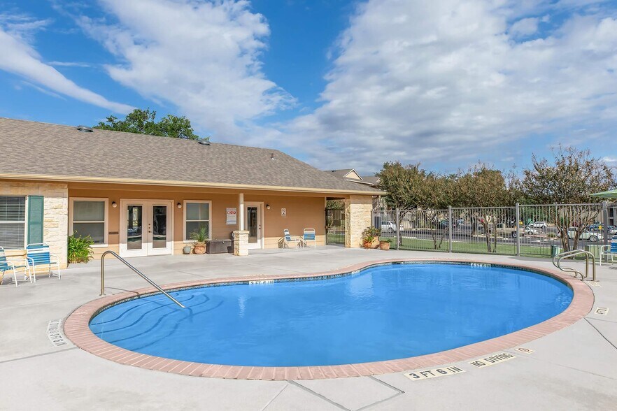 Building Photo - 1700 Mustang Dr