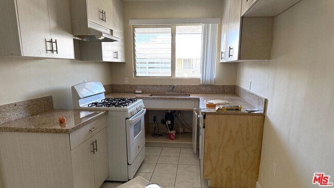 Building Photo - 443 S Wilton Pl