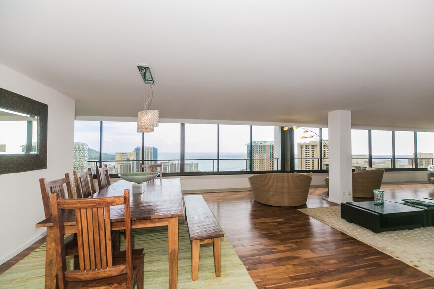 Dining with beautiful views - 1910 Ala Moana Blvd