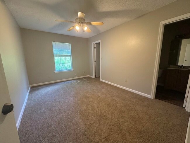 Building Photo - 1052 Longstreet Dr