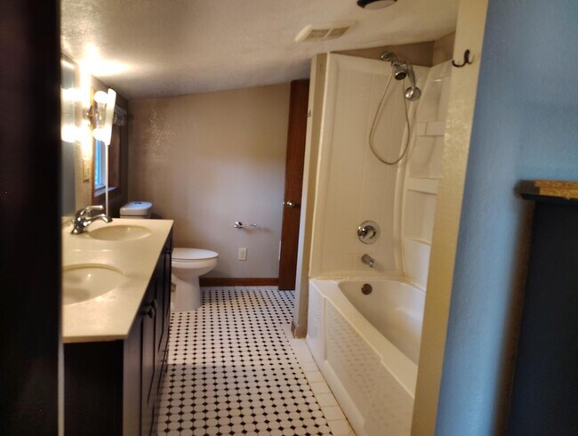 Building Photo - 4628 W Drexel Ave