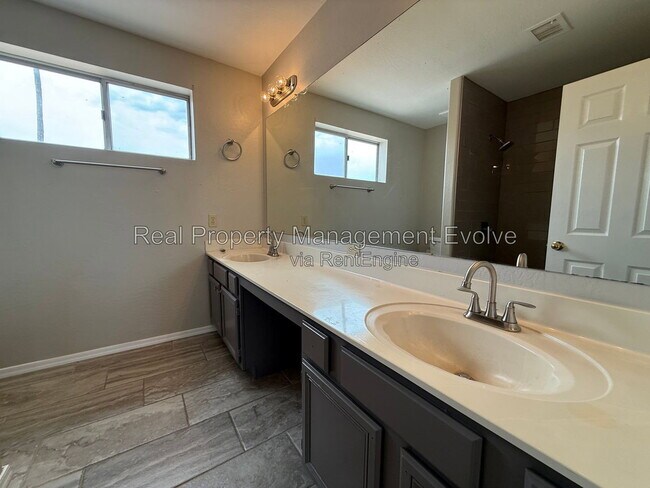 Building Photo - 3725 E Taro Ln