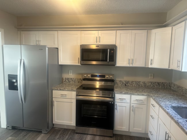 Building Photo - Spacious Condo/Townhome over 1900 sqft.