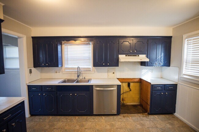 Building Photo - Beautiful, functional, and clean three bed...