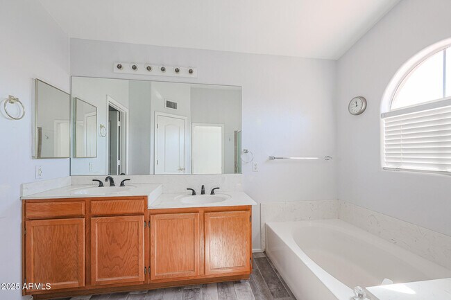 Building Photo - 4432 E Anderson Dr